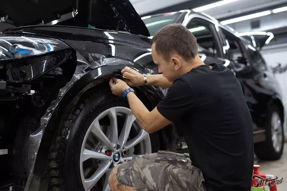 BMW X7. Оклейка кузова полиуретаном и защита всех глянцевых элементов в салоне! Установка выдвижных порогов!